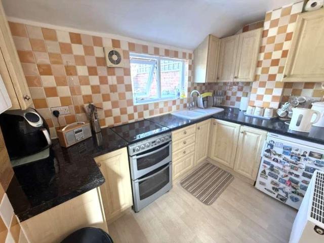 2 bed flat for sale