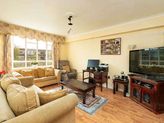 2 bed flat for sale