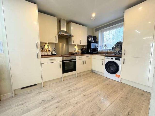 2 bed flat for sale