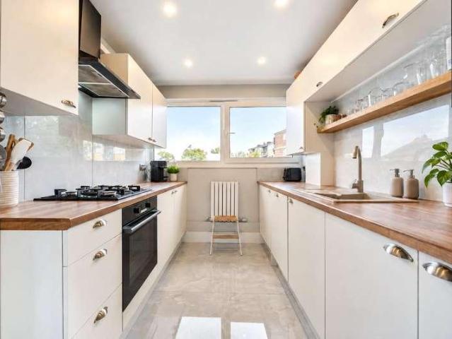 2 bed flat for sale