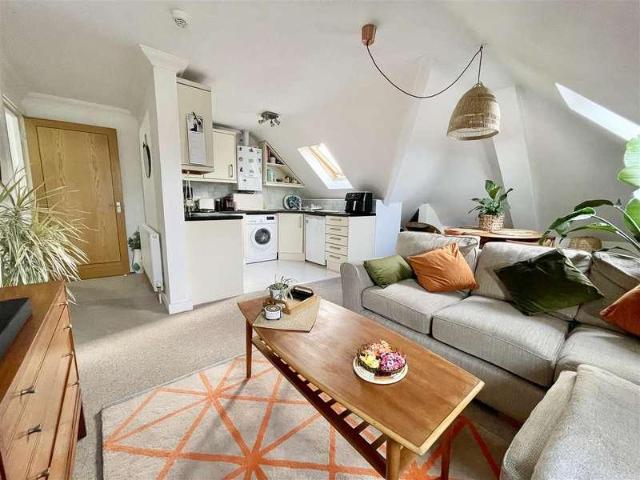 2 bed flat for sale