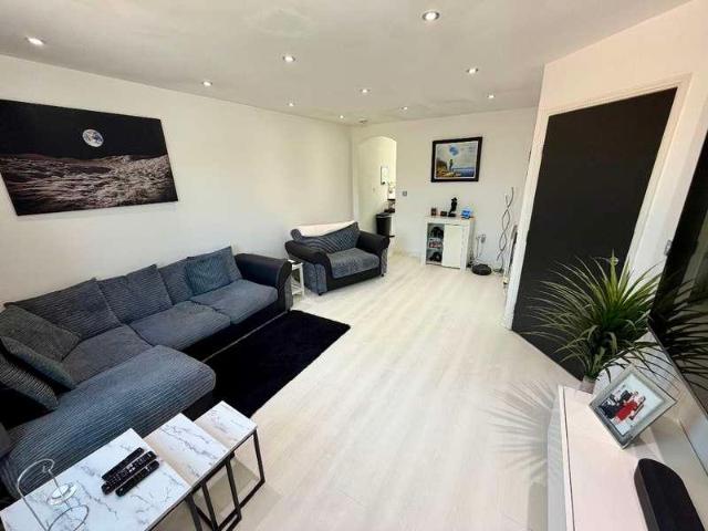2 bed flat for sale