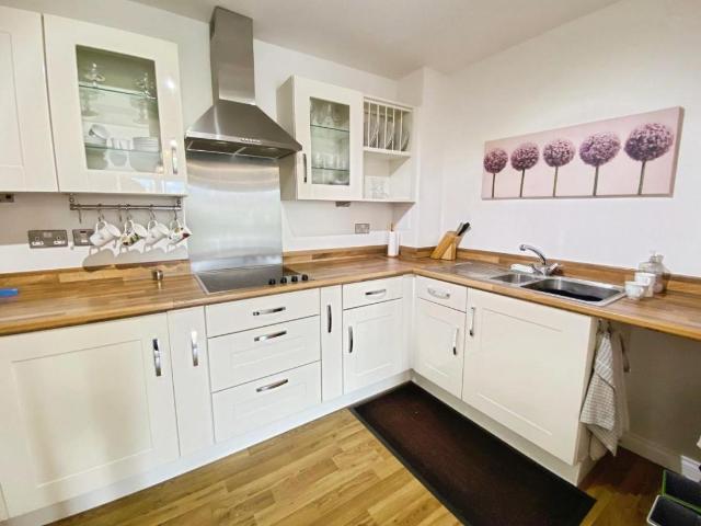 2 bed flat for sale