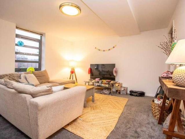 2 bed flat for sale