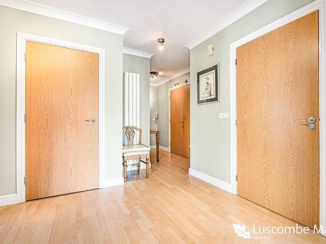 2 bed flat for sale