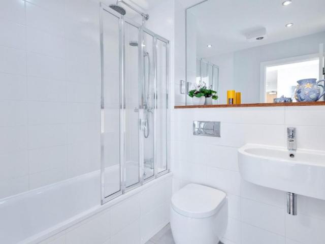 2 bed flat for sale