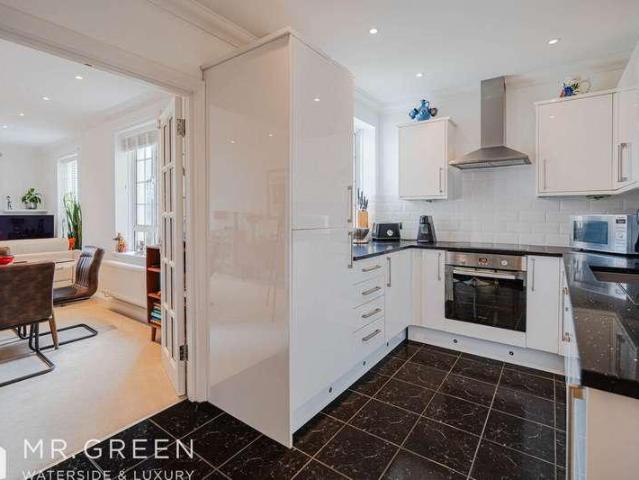 2 bed flat for sale