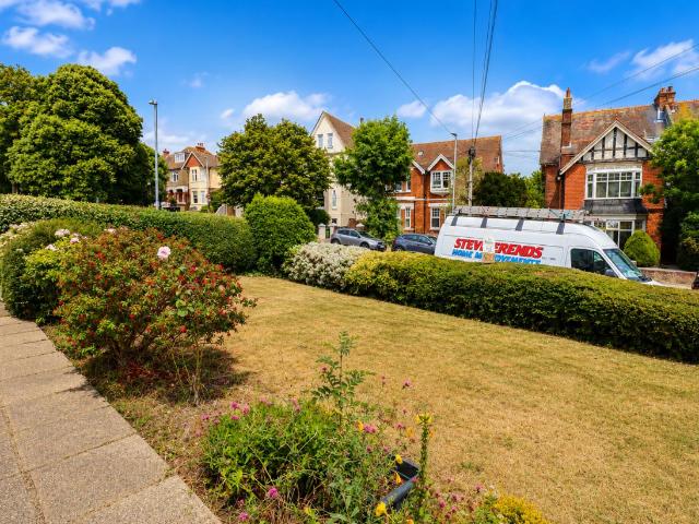 2 bed flat for sale