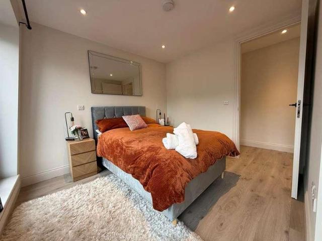 2 bed flat for sale