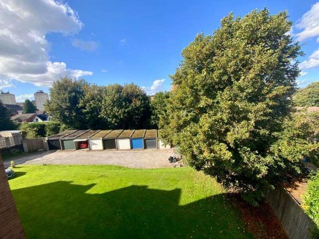 2 bed flat for sale