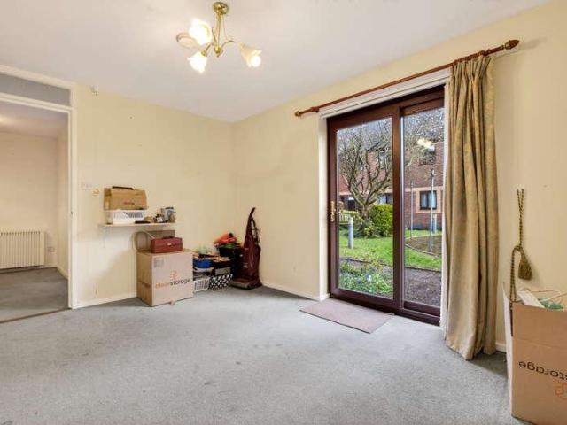 2 bed flat for sale