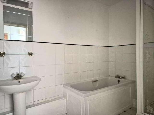 2 bed flat for sale