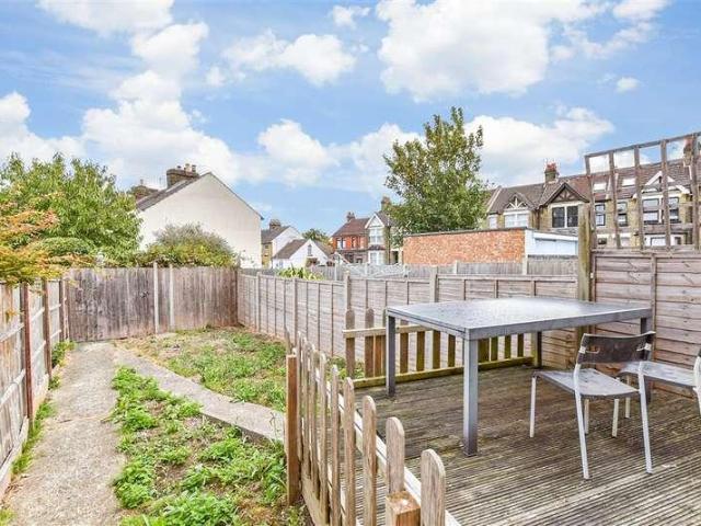 2 bed flat for sale