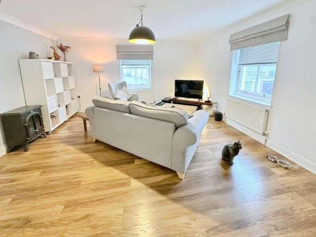 2 bed flat for sale