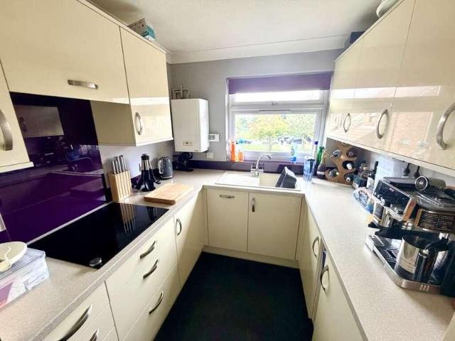 2 bed flat for sale
