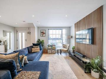 2 bed flat for sale