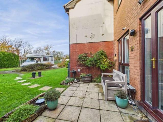 2 bed flat for sale