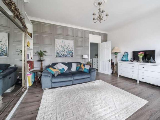 2 bed flat for sale