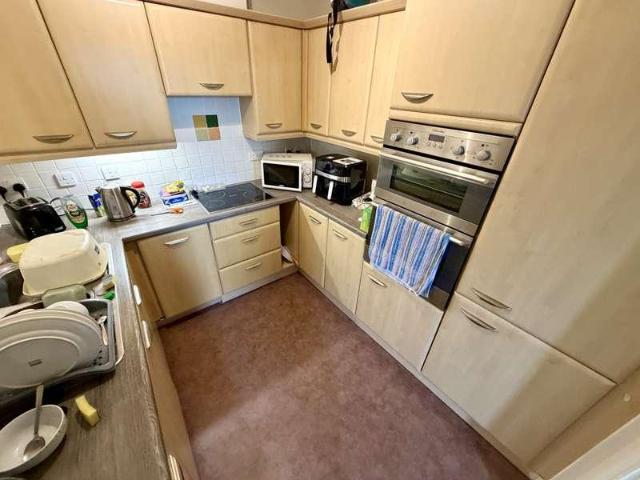 2 bed flat for sale