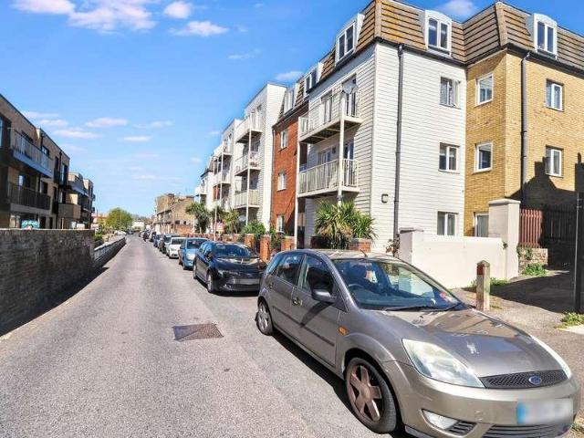 2 bed flat for sale