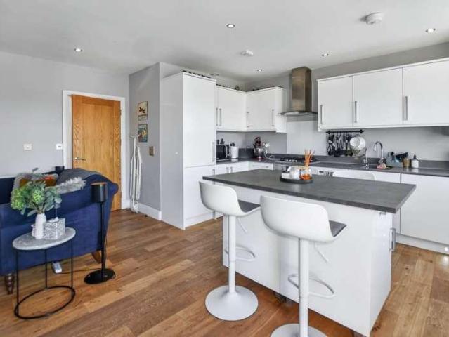 2 bed flat for sale