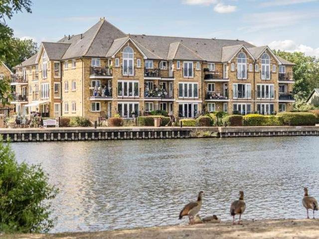 2 bed flat for sale