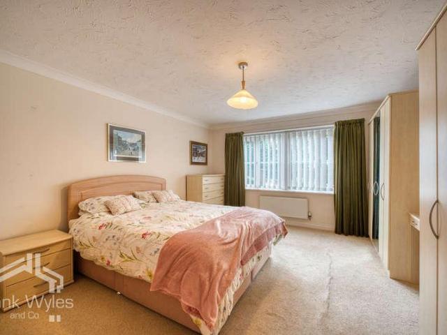 2 bed flat for sale