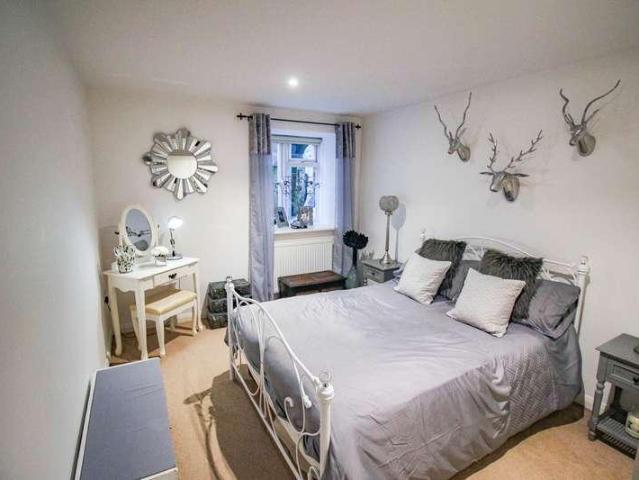 2 bed flat for sale