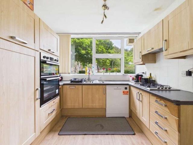 2 bed flat for sale