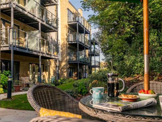 2 bed flat for sale