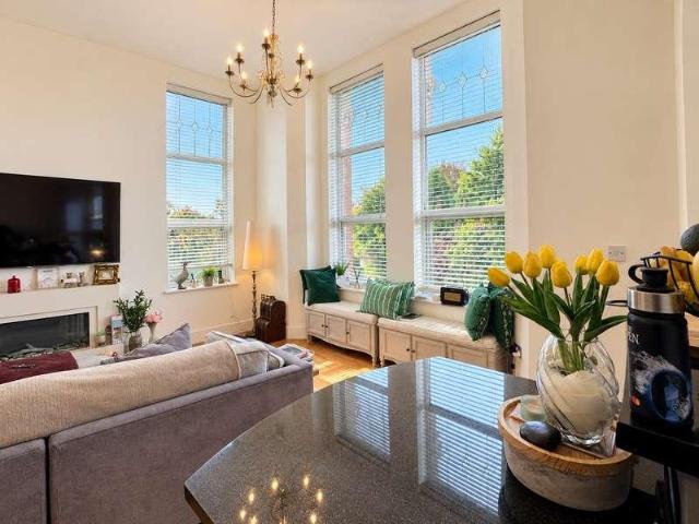 2 bed flat for sale