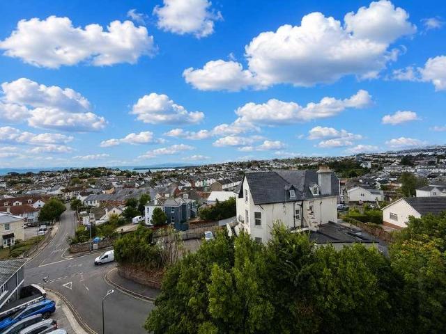 2 bed flat for sale