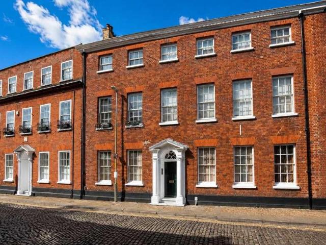 2 bed flat for sale