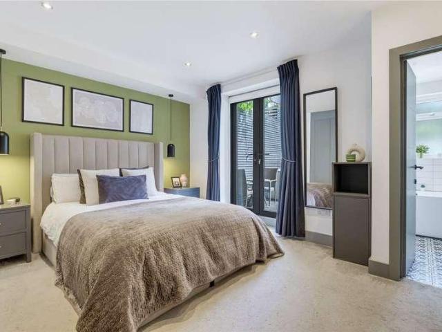 2 bed flat for sale