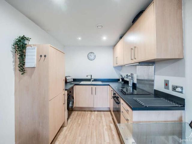 2 bed flat for sale