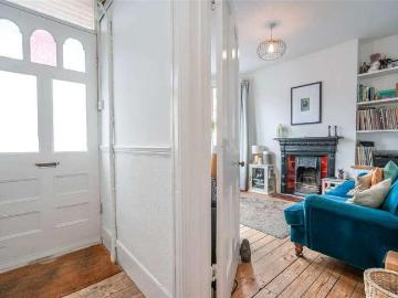 2 bed flat for sale