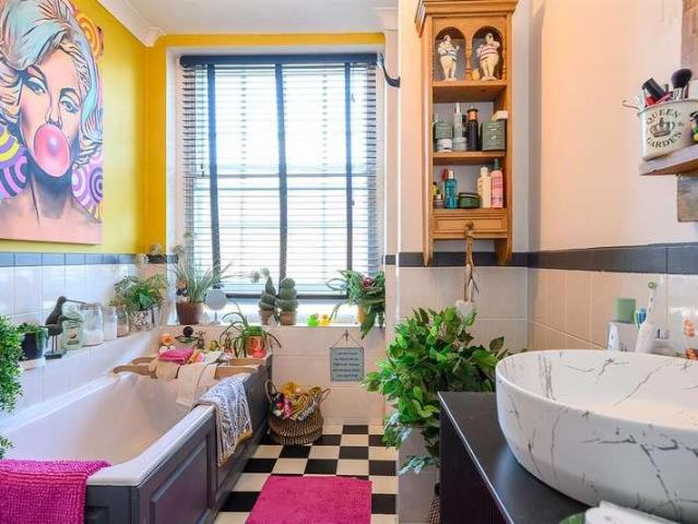 2 bed flat for sale
