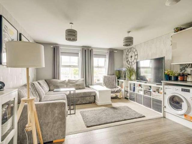 2 bed flat for sale