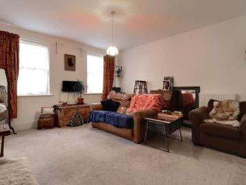 2 bed flat for sale