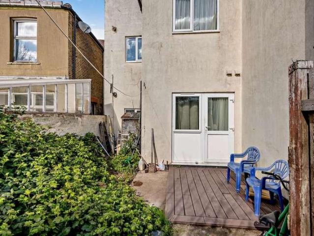2 bed flat for sale