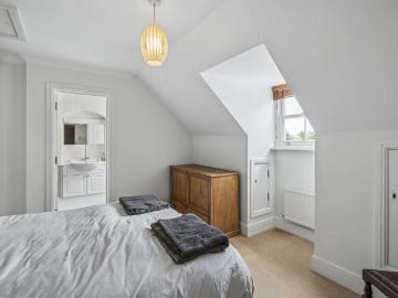 2 bed flat for sale