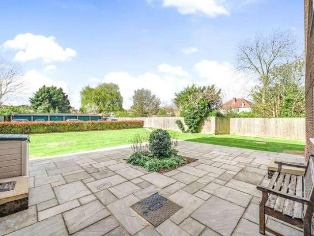 2 bed flat for sale