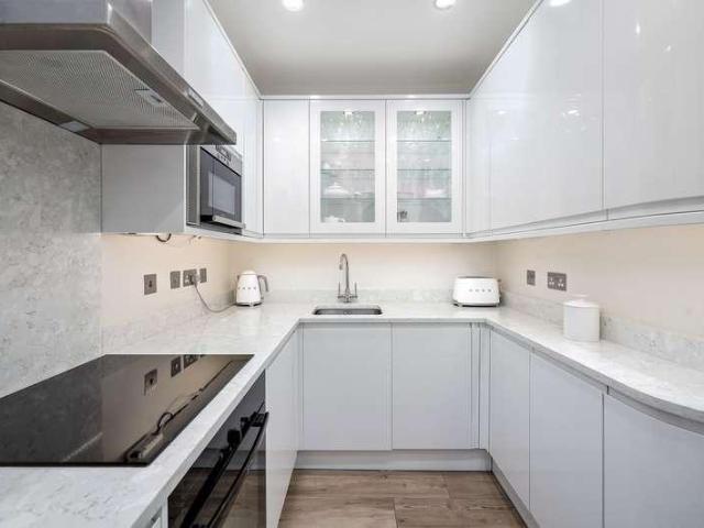 2 bed flat for sale