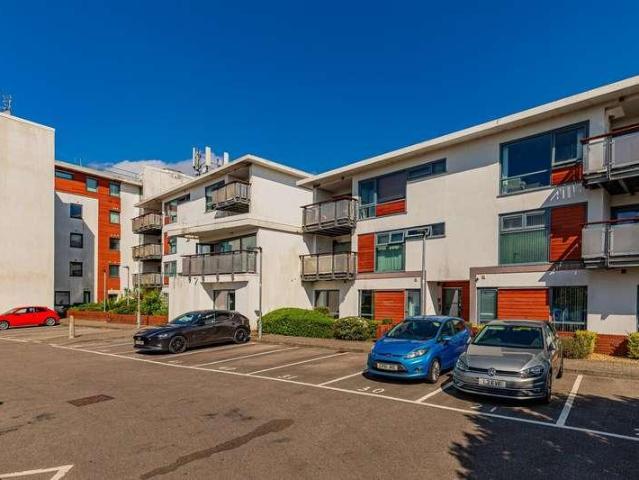 2 bed flat for sale