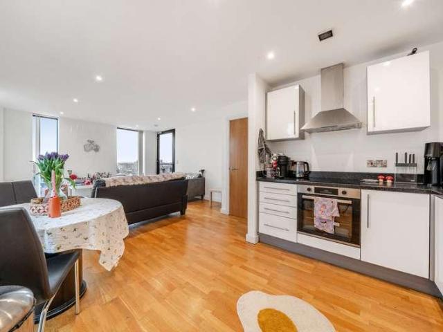 2 bed flat for sale