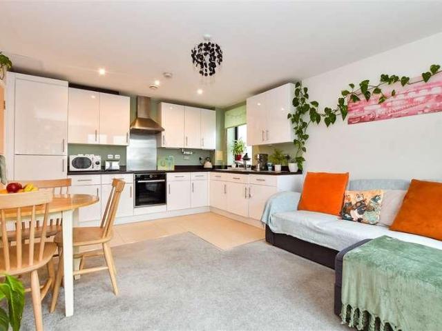 2 bed flat for sale