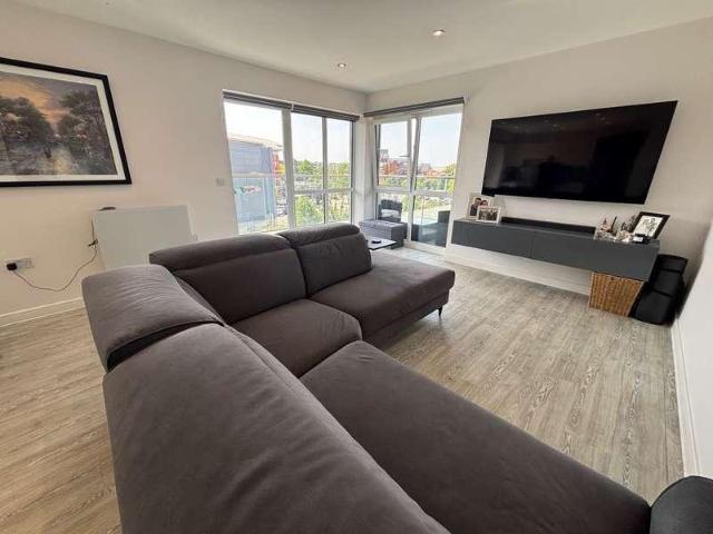 2 bed flat for sale