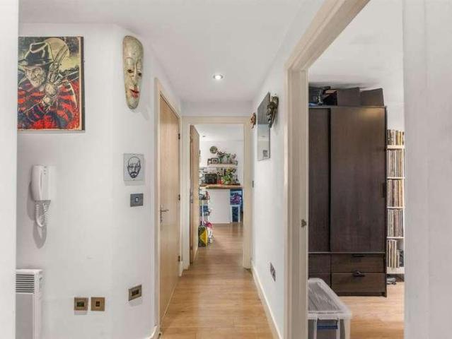 2 bed flat for sale