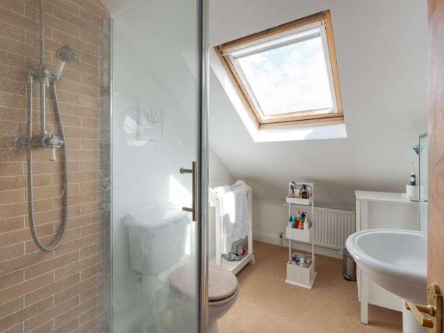 2 bed flat for sale