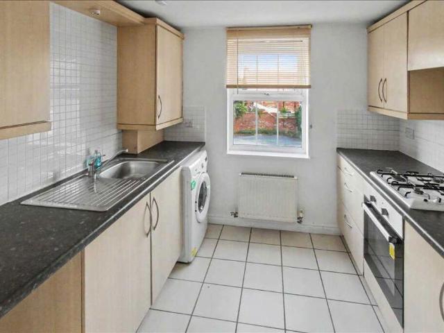 2 bed flat for sale
